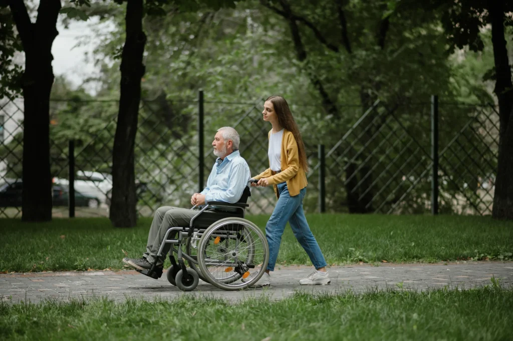 Praca Opiekunki w Niemczech. Kobieta na spacerze ze swoim podopiecznym. Praca z Comfort Care.